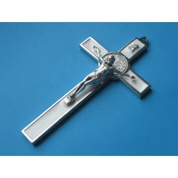 Krzyż metalowy z medalem Św.Benedykta 12,5 cm Wersja Lux biały